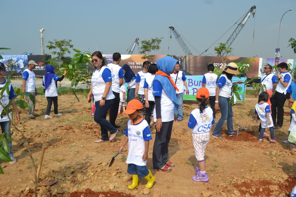 Penanaman pohon di area Orange County Lippo Cikarang TBK
